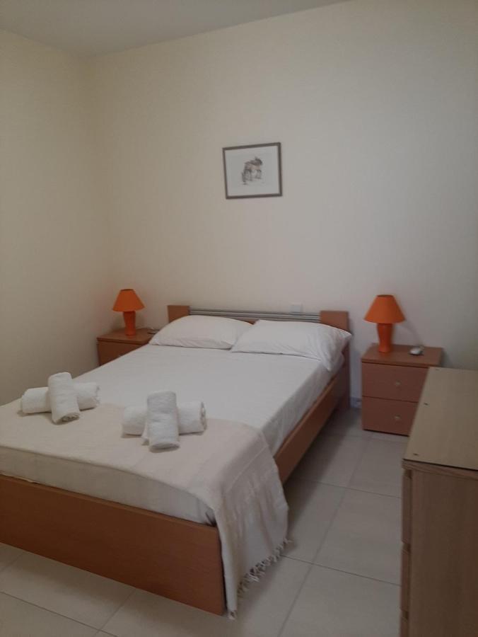 The Lighthouse Apartment Paphos Ngoại thất bức ảnh