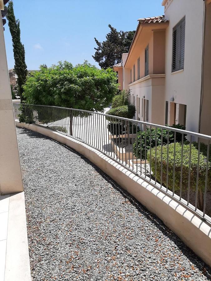 The Lighthouse Apartment Paphos Ngoại thất bức ảnh