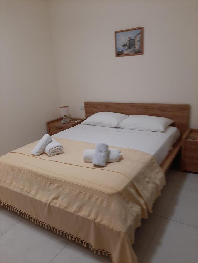 The Lighthouse Apartment Paphos Ngoại thất bức ảnh